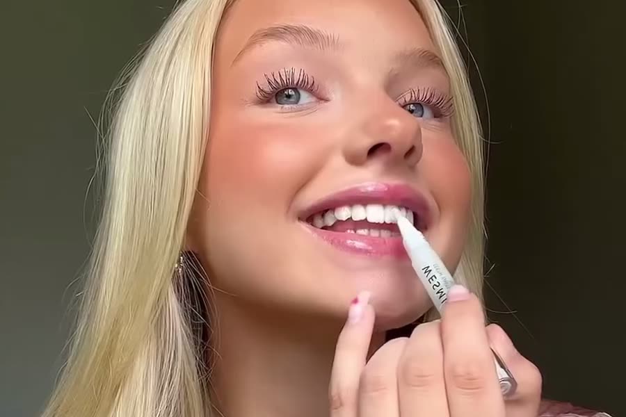 Ella Holmberg, sisällöntuottaja, sivelee geeliä kynällä