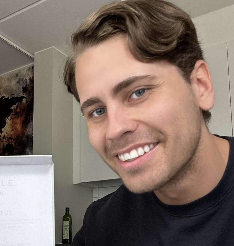 Christoffer Gustavsson hymyilee avatun valkaisusetin vieressä
